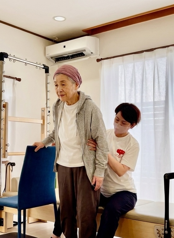 姿勢を確認するピラティスレッスン